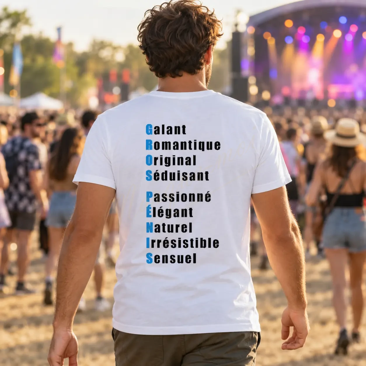 Homme dans un festival portant un tee-shirt blanc avec l’acrostiche « GROS PÉNIS » aux initiales bleues dans le dos.