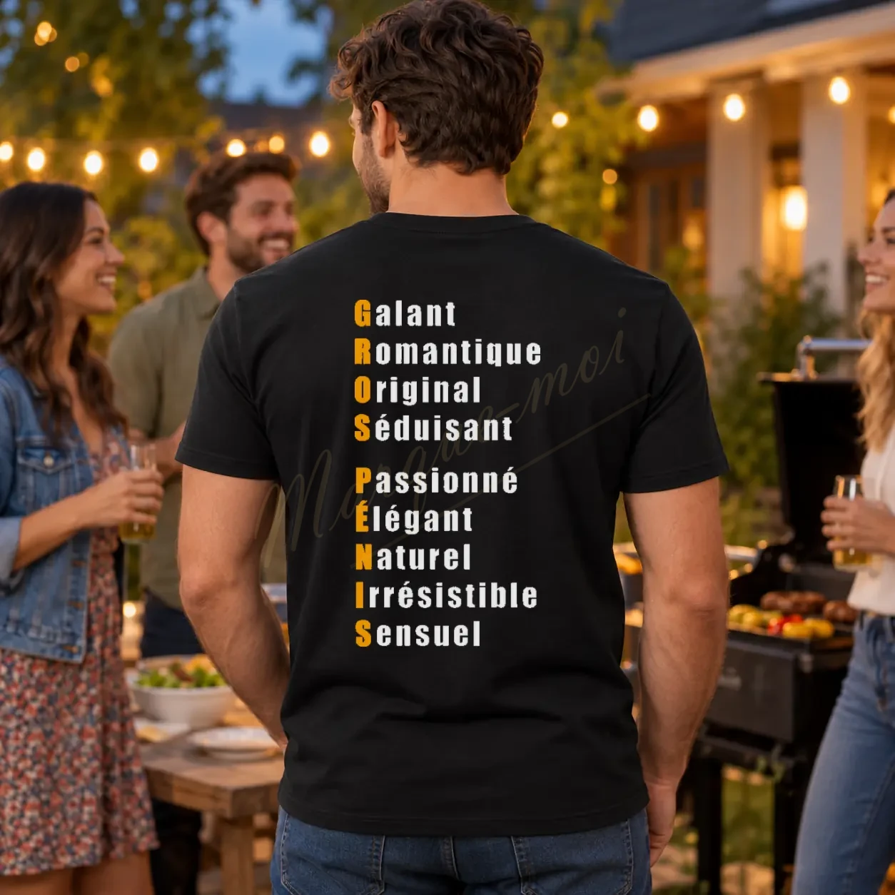 Homme portant un tee-shirt noir avec l’acrostiche « GROS PÉNIS » aux initiales jaunes dans le dos, lors d’un barbecue en extérieur.