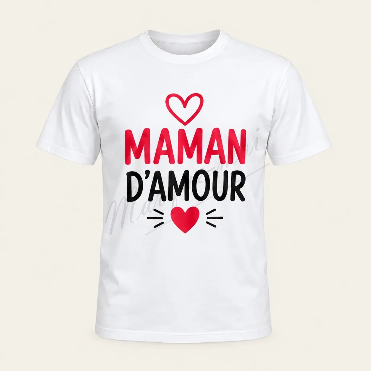 T-shirt blanc vu de face, avec l’inscription « Maman d’amour » en rouge et noir, accompagnée de deux cœurs rouges.