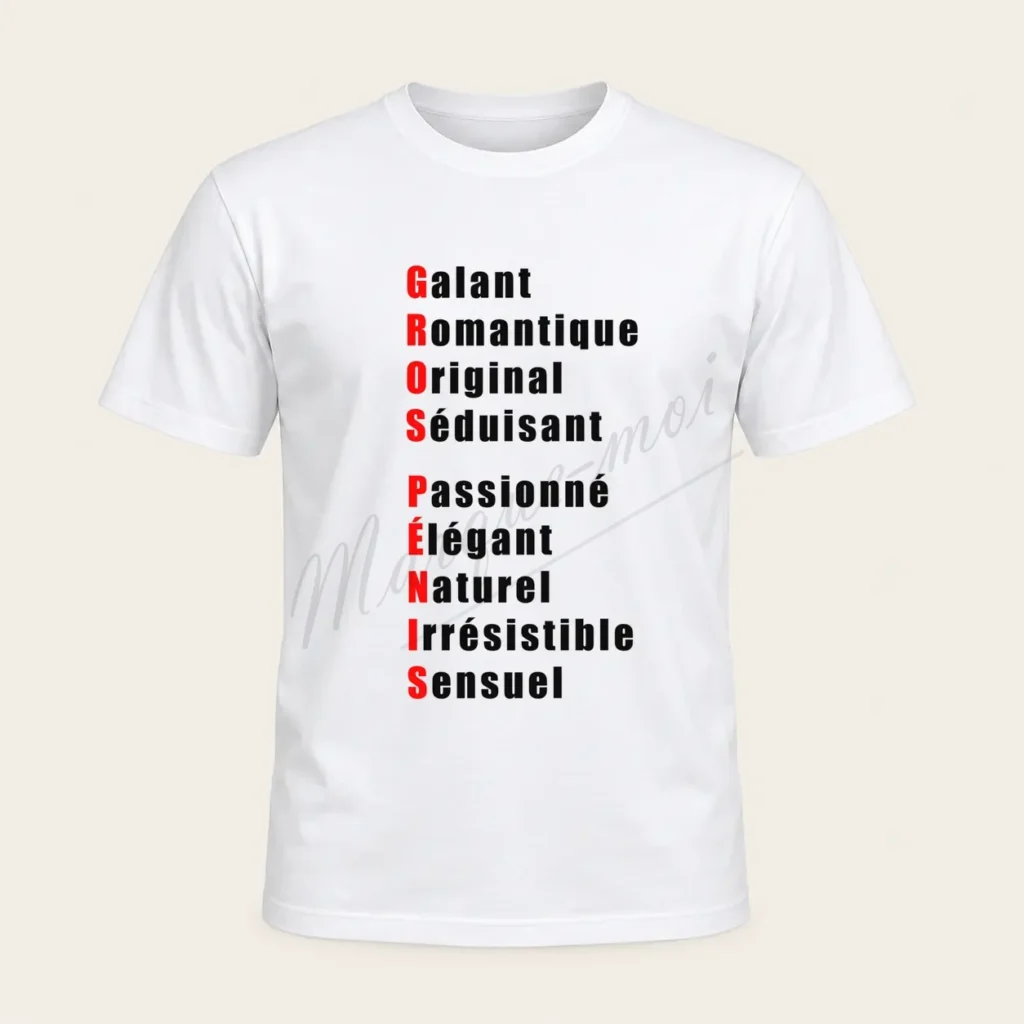 Tee-shirt blanc vu de face, avec l’acrostiche humoristique « GROS PÉNIS » aux initiales rouges sur le devant.