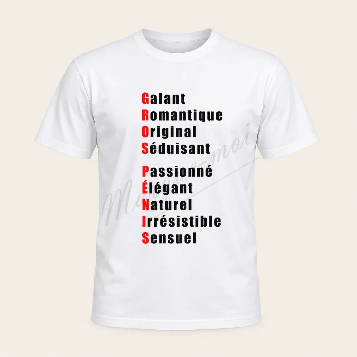 Tee-shirt blanc vu de face, avec l’acrostiche humoristique « GROS PÉNIS » aux initiales rouges sur le devant.
