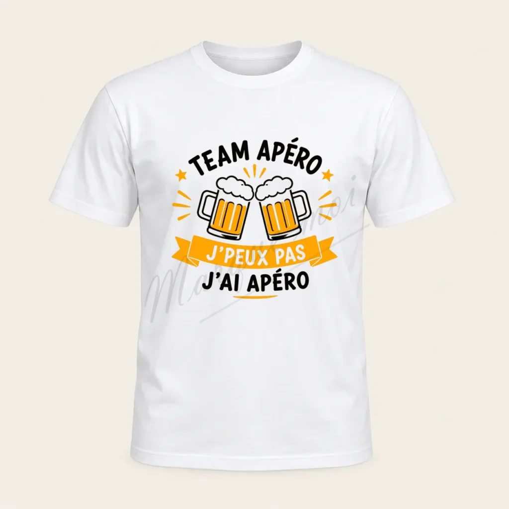 Tee-shirt blanc Team Apéro vu de face, avec deux chopes de bière jaunes et le slogan « J’peux pas, j’ai apéro ».