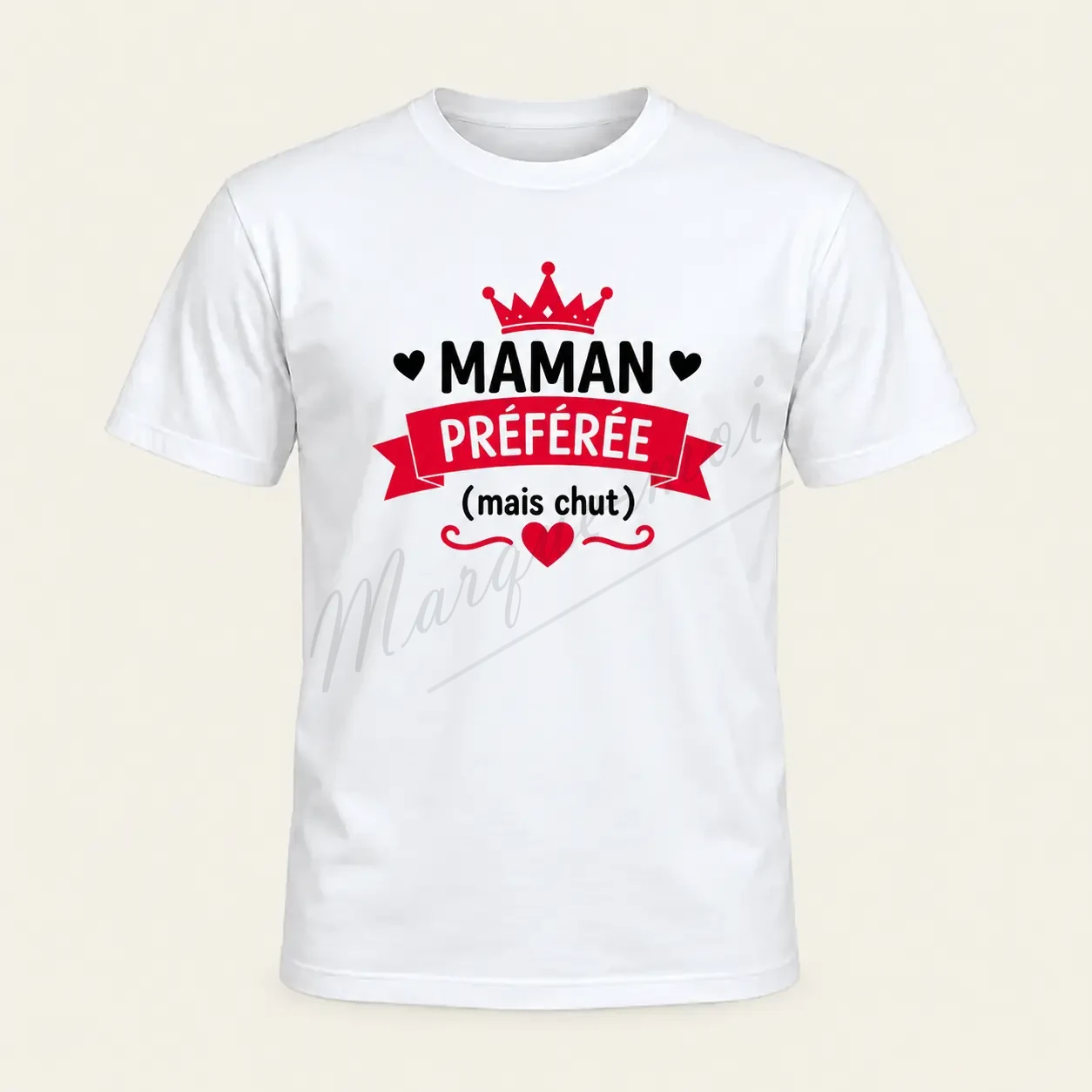 T-shirt blanc vu de face, avec le motif « Maman préférée, mais chut » en noir et rouge, une couronne et un ruban.