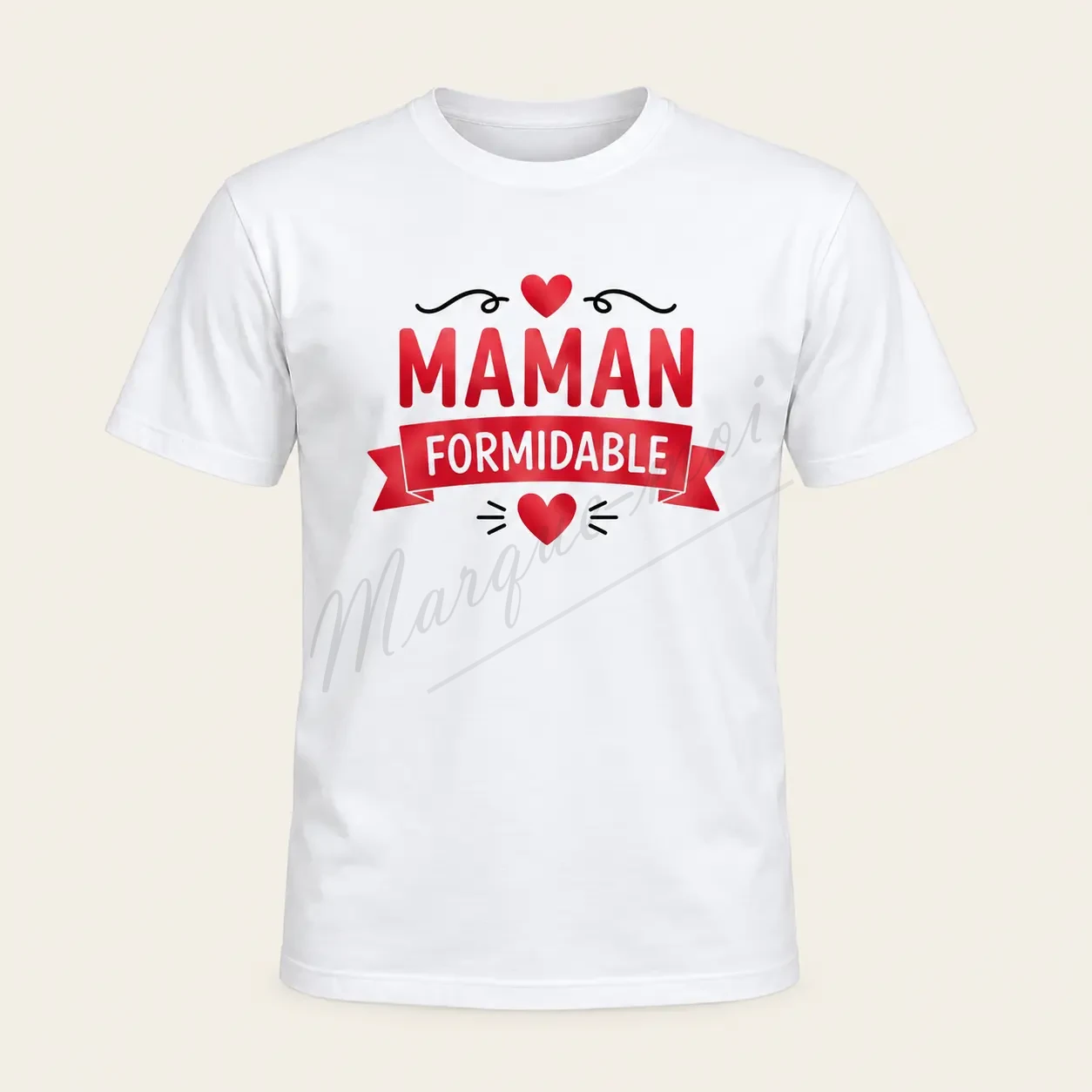 T-shirt blanc vu de face, avec l’inscription « Maman formidable », un ruban rouge, des cœurs rouges et de petits ornements noirs.