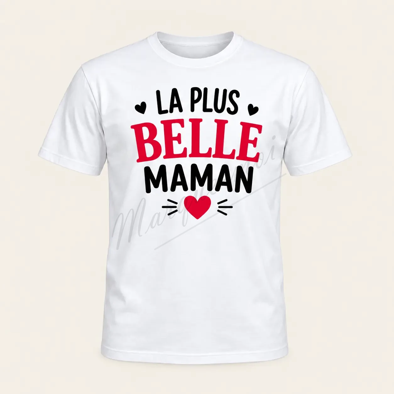 T-shirt blanc vu de face, avec l’inscription « La plus belle maman » en noir et rouge et un cœur rouge sous le texte.