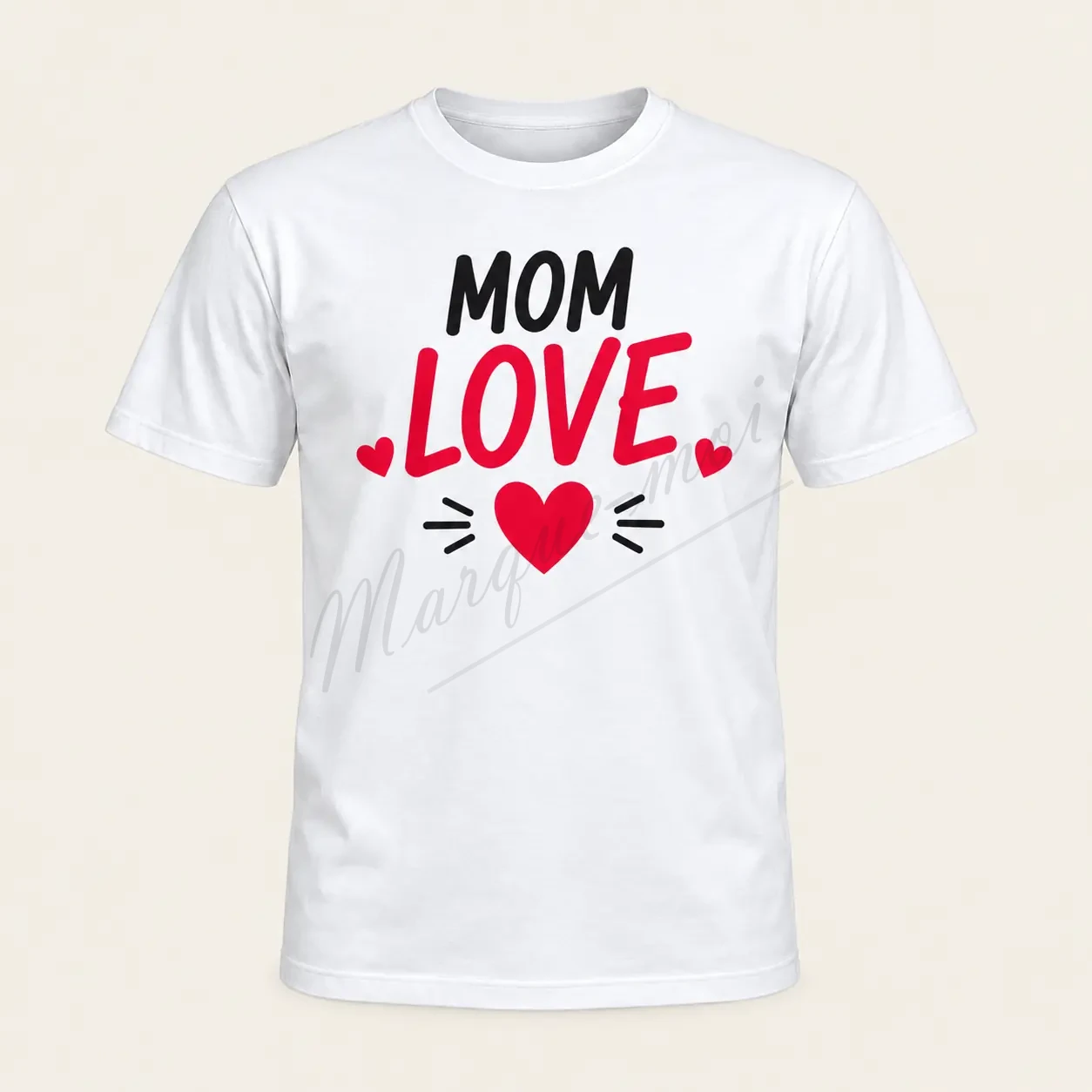T-shirt blanc vu de face, avec le mot « Mom » en noir, « Love » en rouge et des cœurs rouges.