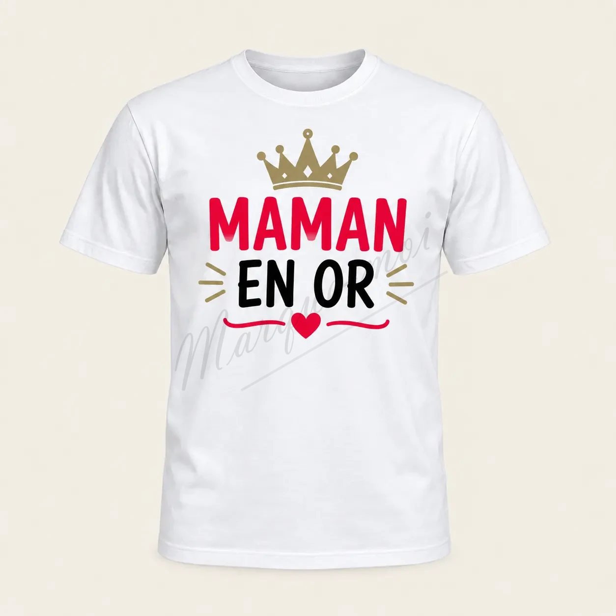 T-shirt blanc vu de face sur fond beige, avec le texte « Maman en or » rouge et noir, une couronne dorée et un cœur rouge.