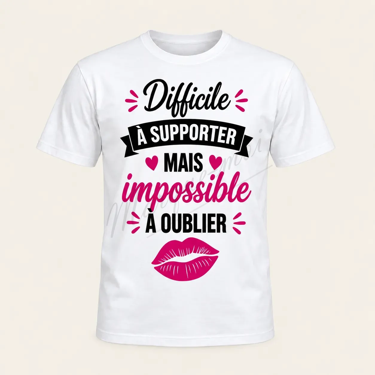 T-shirt blanc vu de face sur fond beige, avec le slogan « Difficile à supporter mais impossible à oublier » et des lèvres roses.