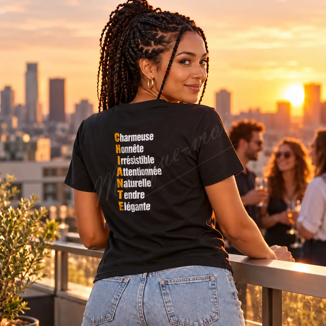 Femme portant un t-shirt noir avec l’acrostiche « CHIANTE » blanc et jaune au dos, sur une terrasse au coucher du soleil.