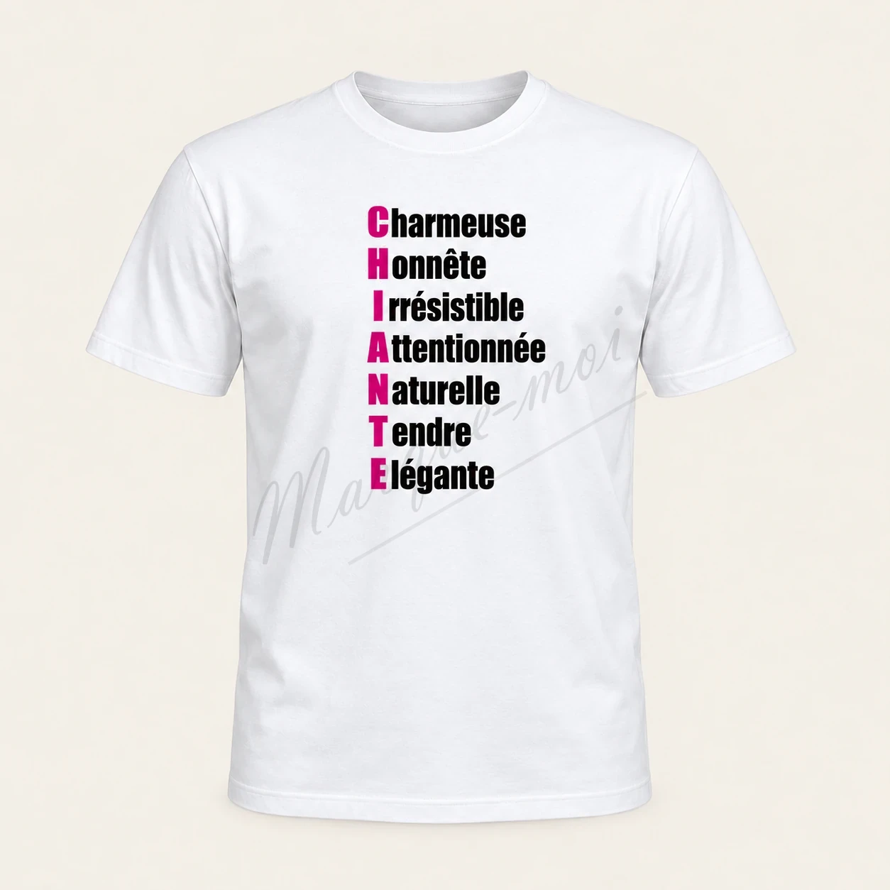T-shirt blanc de face sur fond beige, avec l’acrostiche « CHIANTE » en lettres noires et initiales rose berry.