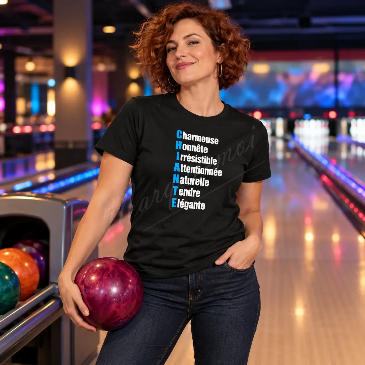 Femme portant un t-shirt noir avec l’acrostiche « CHIANTE » blanc et bleu sur le devant, une boule à la main dans un bowling.