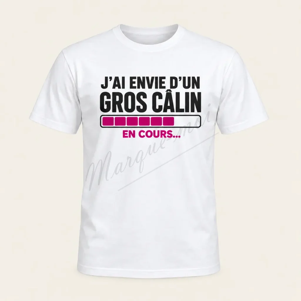 T-shirt blanc de face avec le texte noir « J’ai envie d’un gros câlin », une barre de progression rose et la mention « En cours… ».