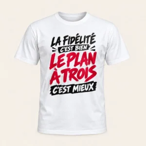 T-shirt blanc de face « La fidélité c’est bien, le plan à trois c’est mieux », avec un motif noir et rouge.