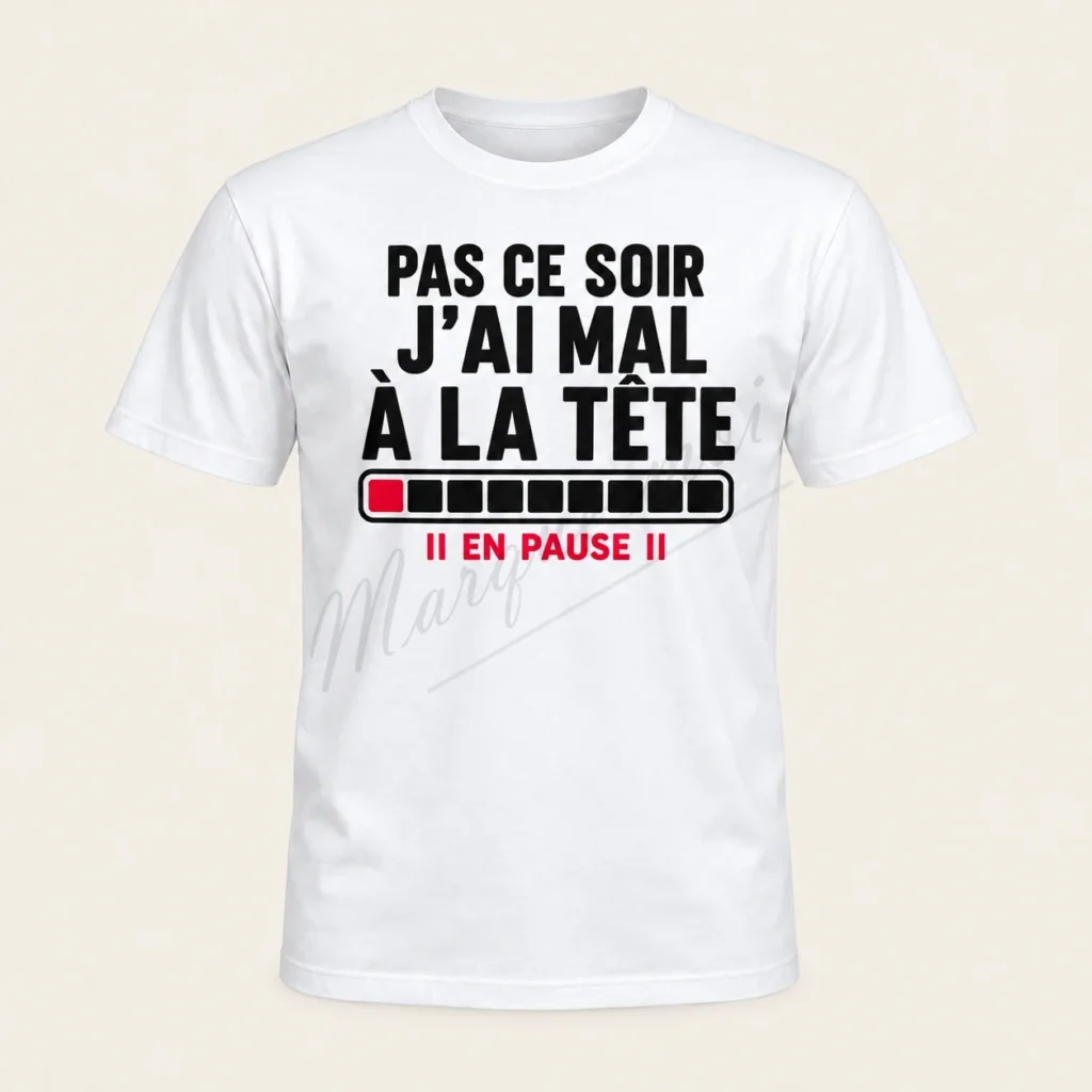 T-shirt blanc de face « Pas ce soir, j’ai mal à la tête », motif noir et rouge avec une barre à segments et la mention « En pause ».