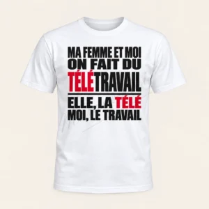 T-shirt blanc vu de face, avec le slogan « Ma femme et moi, on fait du télétravail : elle, la télé, moi, le travail » en lettres noires et rouges, sur fond beige.
