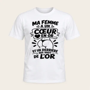 T-shirt blanc de face « Ma femme a un cœur en or et un derrière qui vaut de l’or », avec un cœur et un fessier stylisé en noir.