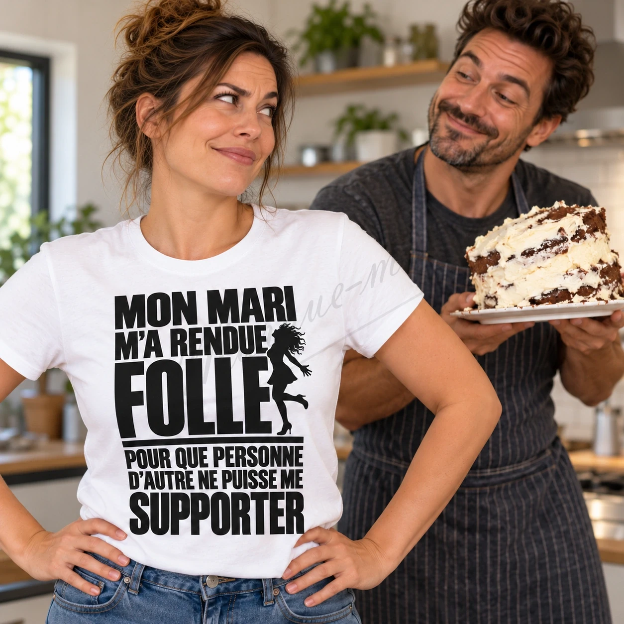 Femme en t-shirt blanc « Mon mari m’a rendue folle pour que personne d’autre ne puisse me supporter », devant un homme tenant un gâteau.