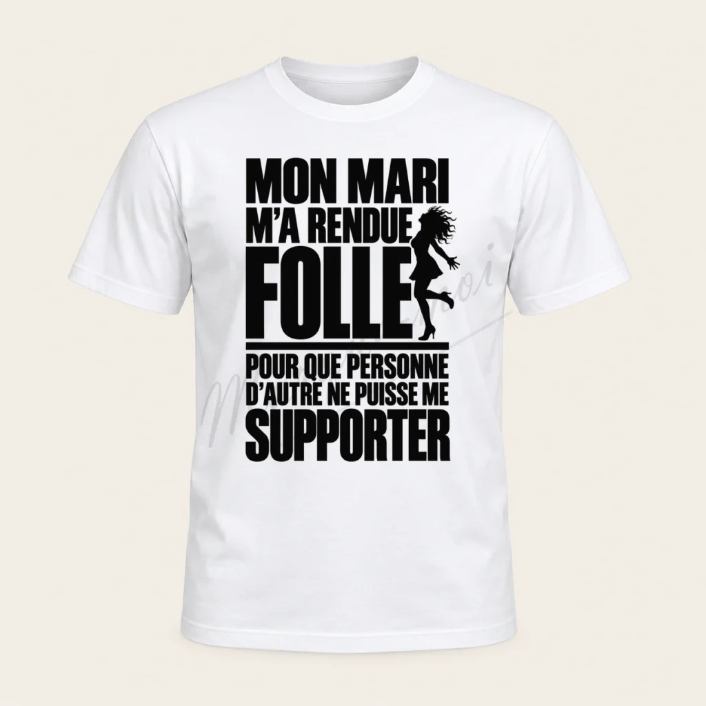 T-shirt blanc de face avec le texte noir « Mon mari m’a rendue folle pour que personne d’autre ne puisse me supporter » et une silhouette féminine.