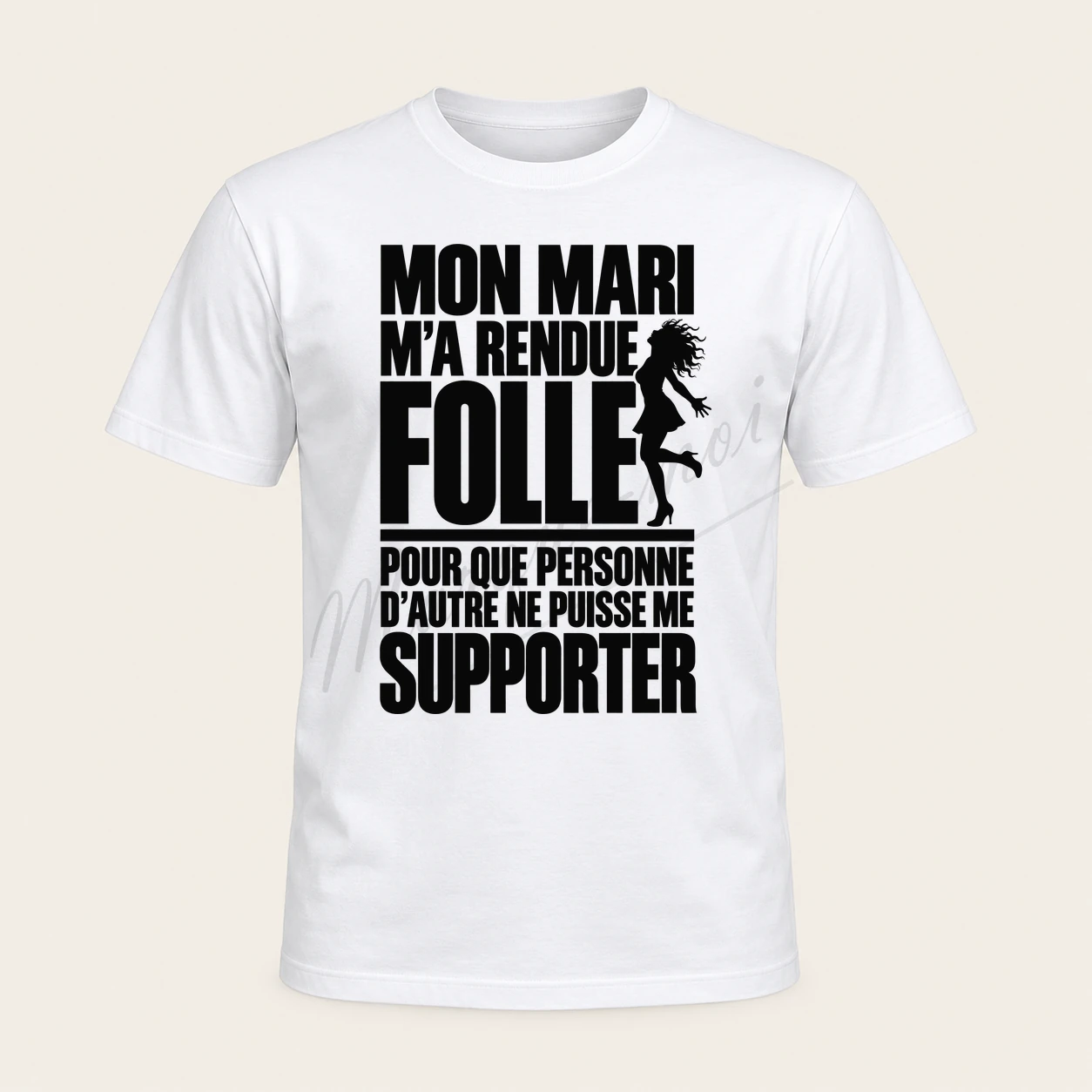 T-shirt blanc de face avec le texte noir « Mon mari m’a rendue folle pour que personne d’autre ne puisse me supporter » et une silhouette féminine.
