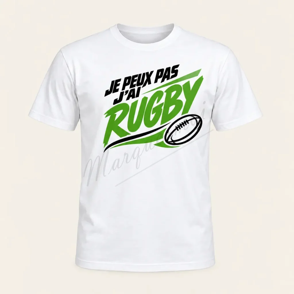 T-shirt blanc de face avec le slogan « Je peux pas, j’ai rugby », le mot « Rugby » en vert clair et un ballon noir.