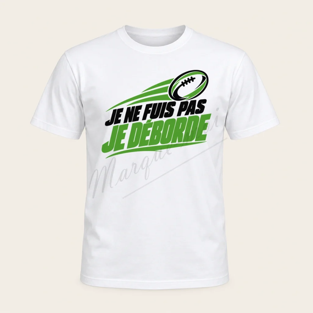 T-shirt blanc vu de face, avec un ballon de rugby et le slogan « Je ne fuis pas, je déborde » en noir et vert clair.