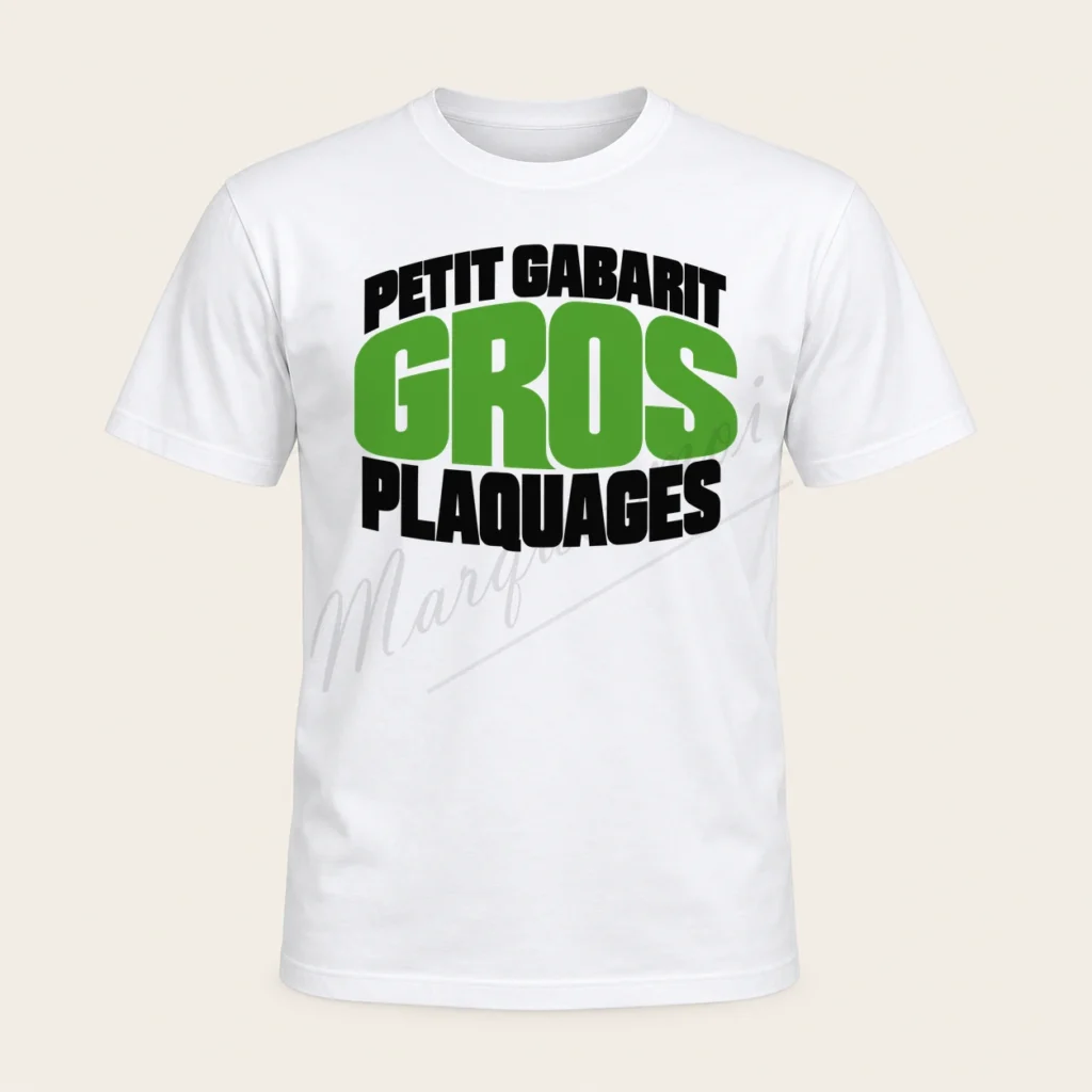 T-shirt blanc vu de face avec le slogan « Petit gabarit, gros plaquages » en noir et vert clair sur la poitrine.