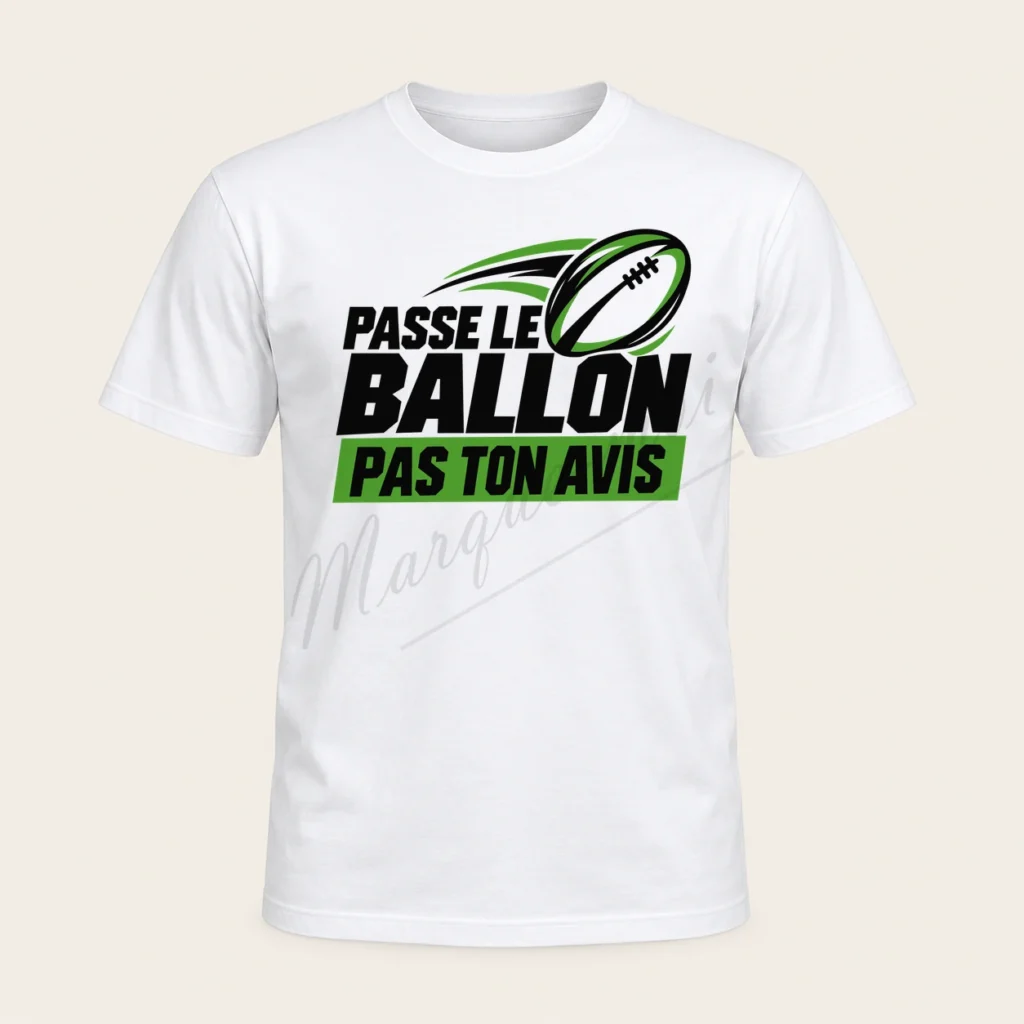 T-shirt blanc vu de face avec un ballon de rugby et le slogan « Passe le ballon, pas ton avis » dans un motif noir et vert clair.