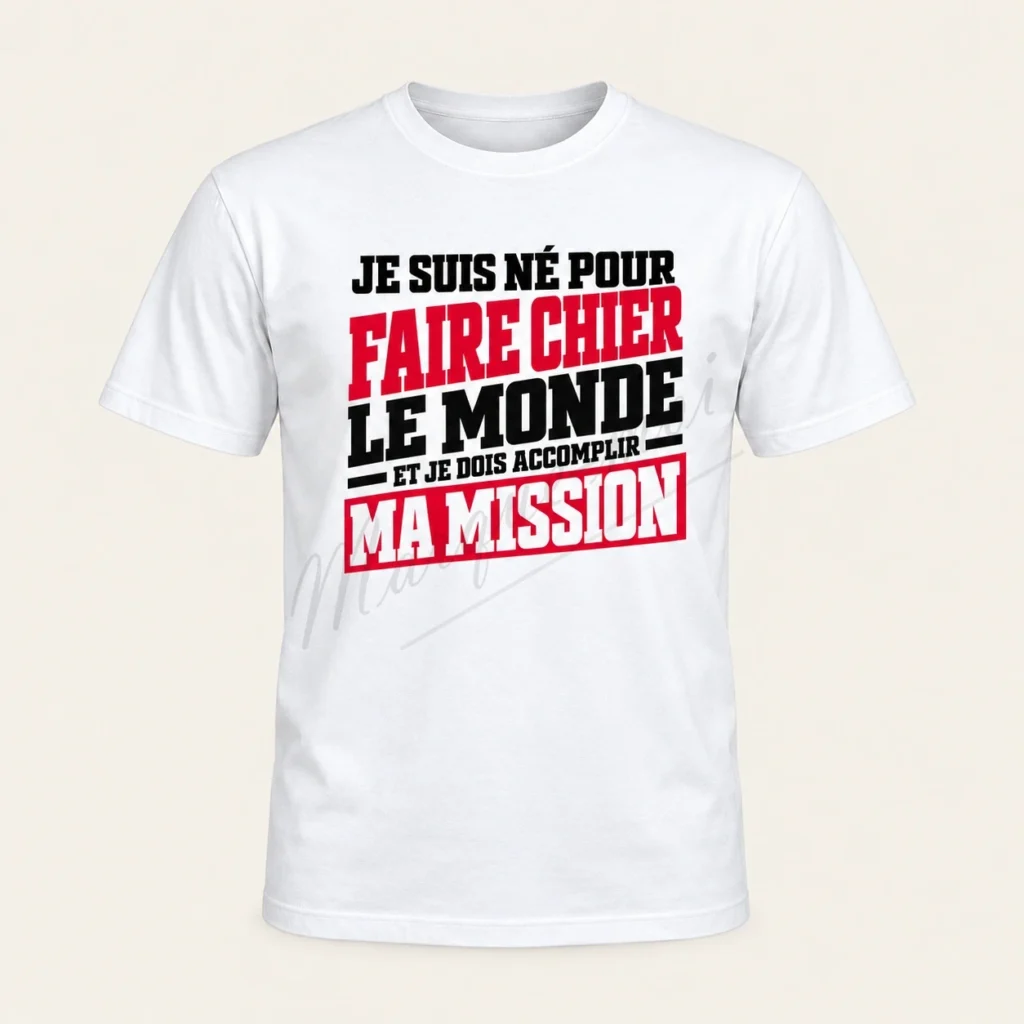 T-shirt blanc de face « Je suis né pour faire chier le monde et je dois accomplir ma mission », avec un motif noir et rouge.